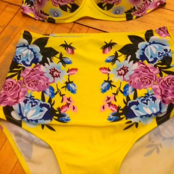 Two piece floral bikini - Picture 3 of 5